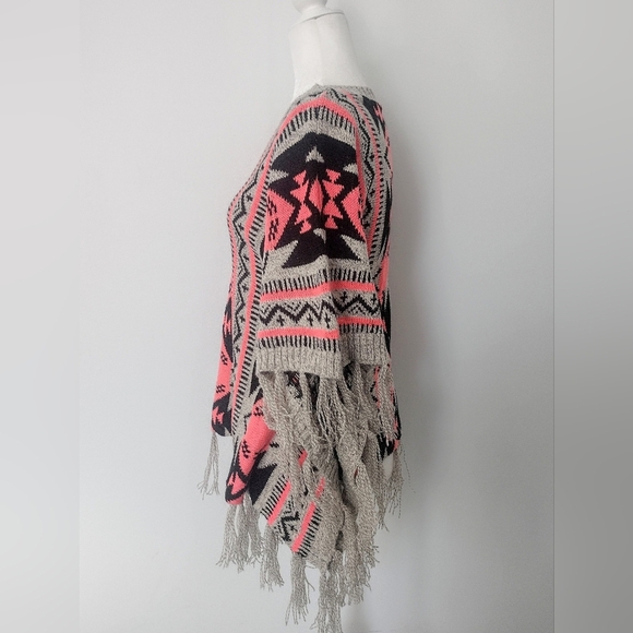 Soho Apparel Atzec Style Acrylic Poncho Size Small - Picture 2 of 3